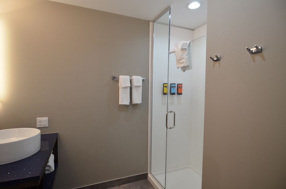 Standard Room, 2 Queen Beds, Non Smoking, Refrigerator & Microwave - Photo 7