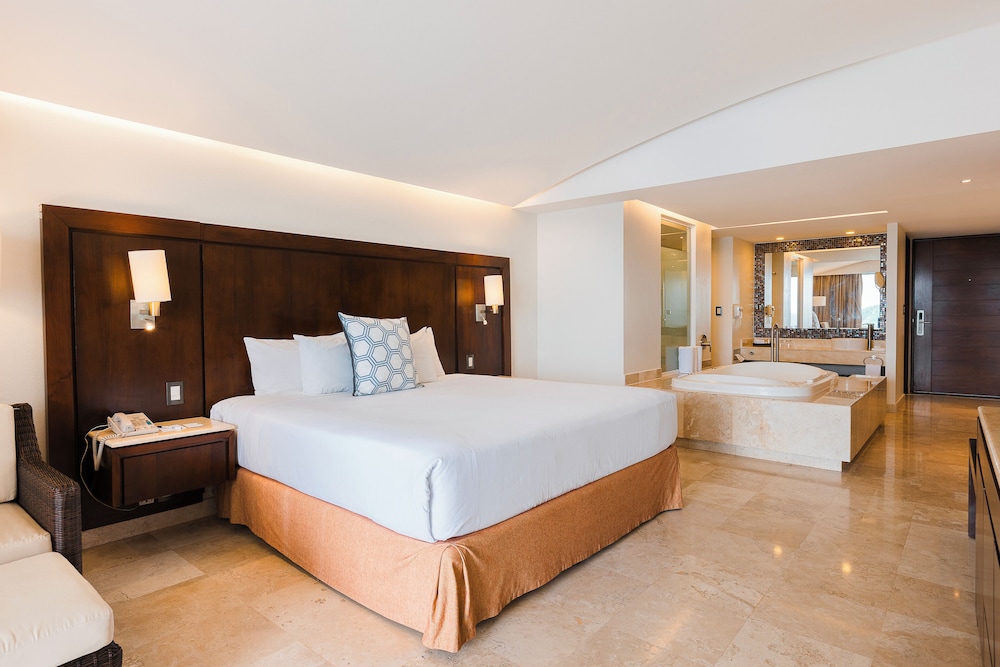 Luxury Room, 1 King Bed photo 3