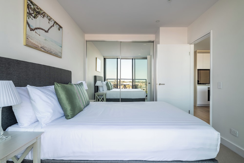 Two-Bedroom Two-Bathroom Apartment with Yarra Views - Photo 10