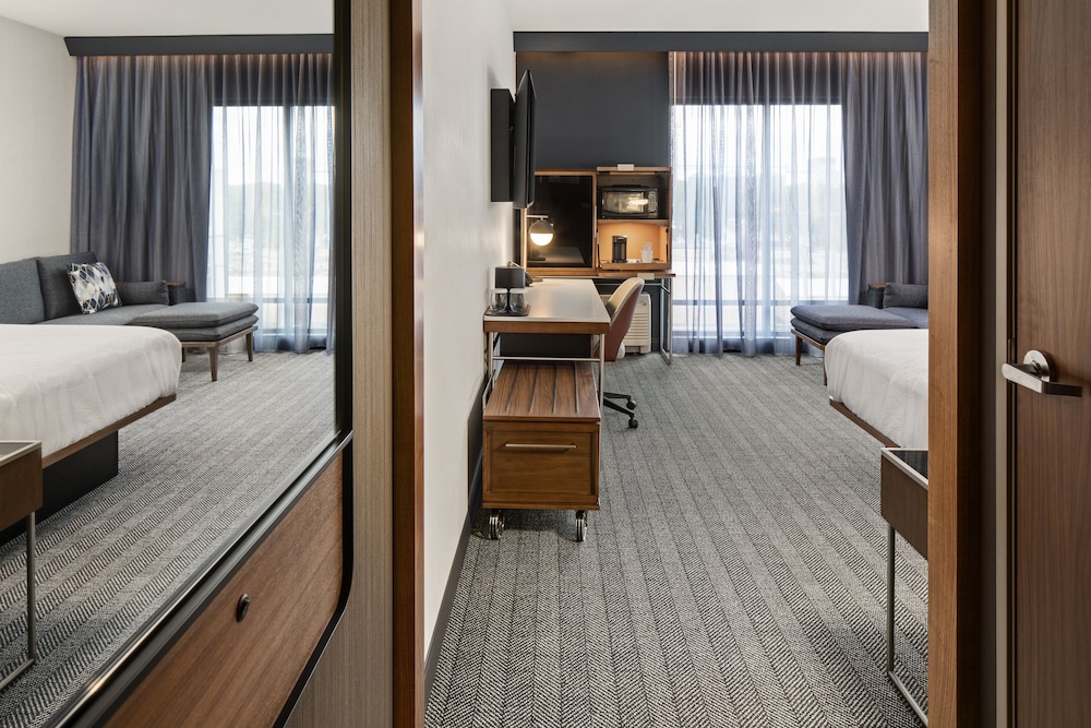 Classic Room, 1 King Bed with Sofa bed (Mobility Accessible, Tub) photo 3
