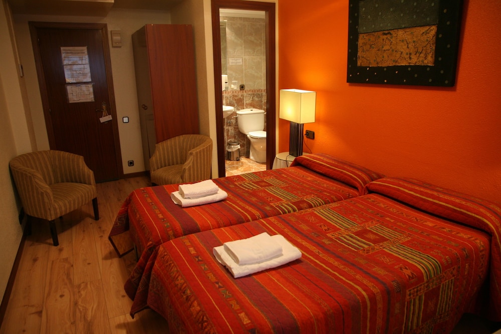 Economy Double or Twin Room with Private Bathroom photo 2