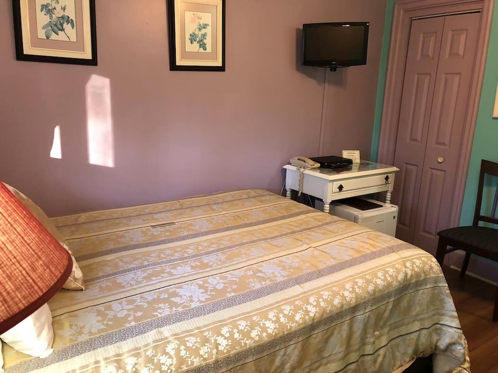 Small Single Room with Queen Bed, 1 guest Only photo 3