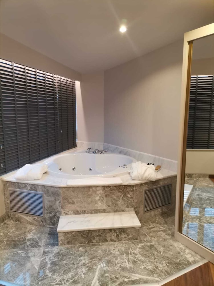 Superior Suite Room with Sea View thumbnail 6