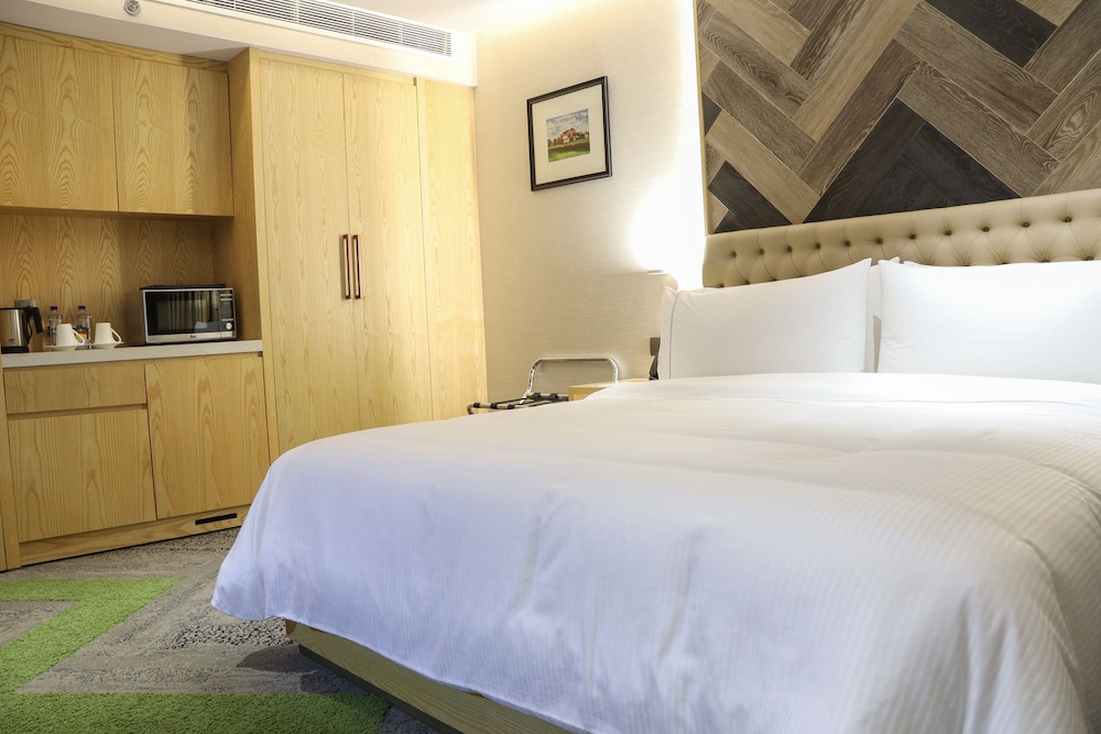 Business Double Room, 1 King Bed, Refrigerator & Microwave photo 1