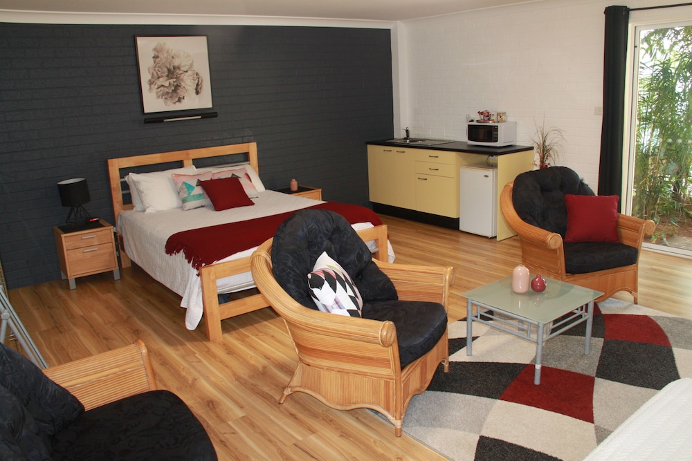 Superior Studio Suite, 1 Queen Bed, Kitchenette, Pool View photo 3