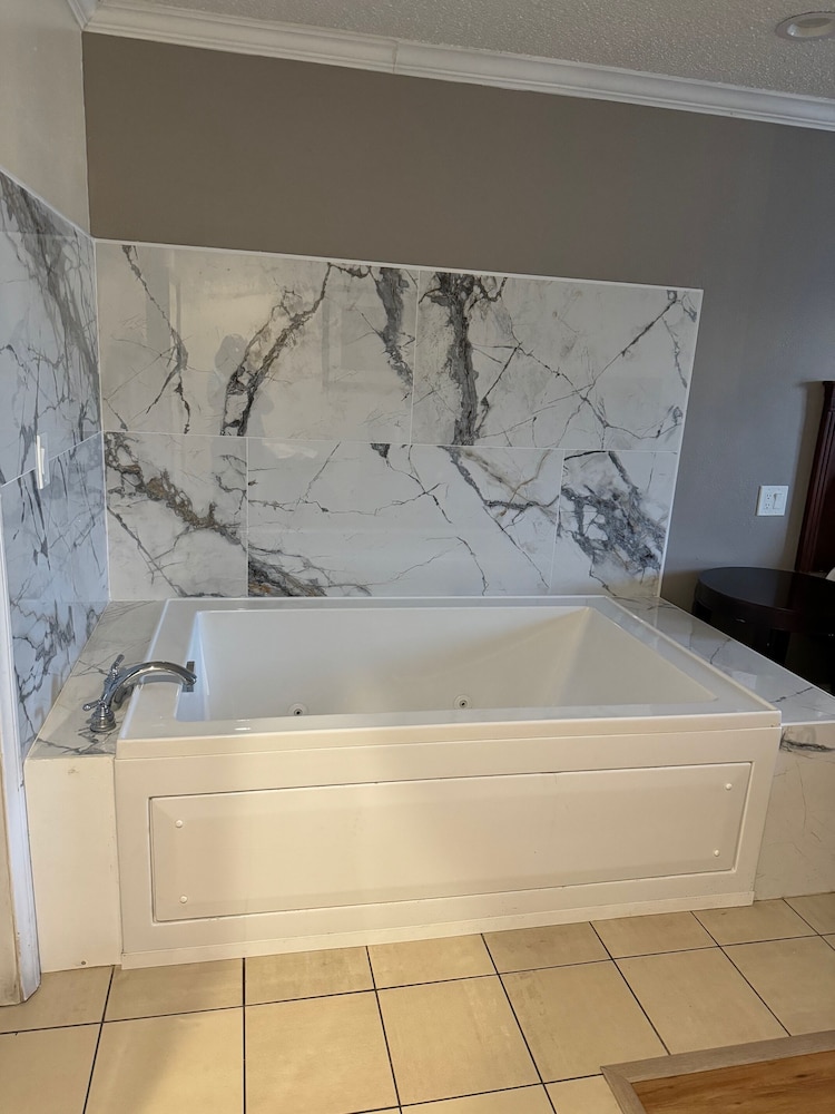 Deluxe Room, Jetted Tub photo 2