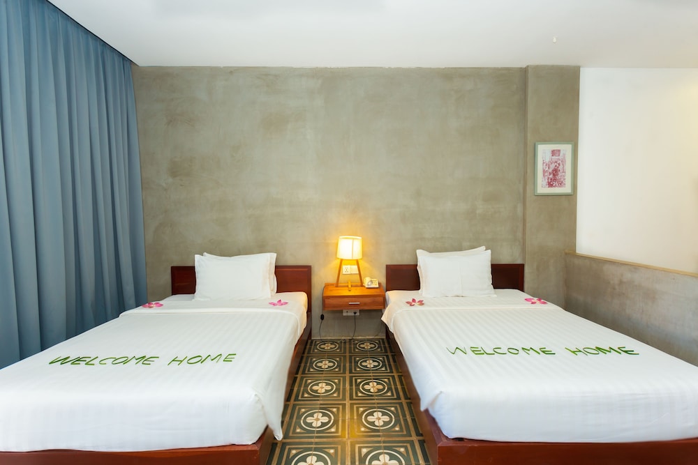 Infinity Pool View Signature Suite - Photo 13