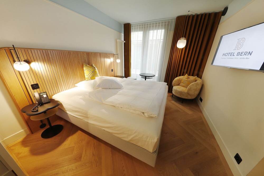 Standard Room, 1 Queen Bed, Refrigerator (Converts to 2 Twin Beds) - Photo 5