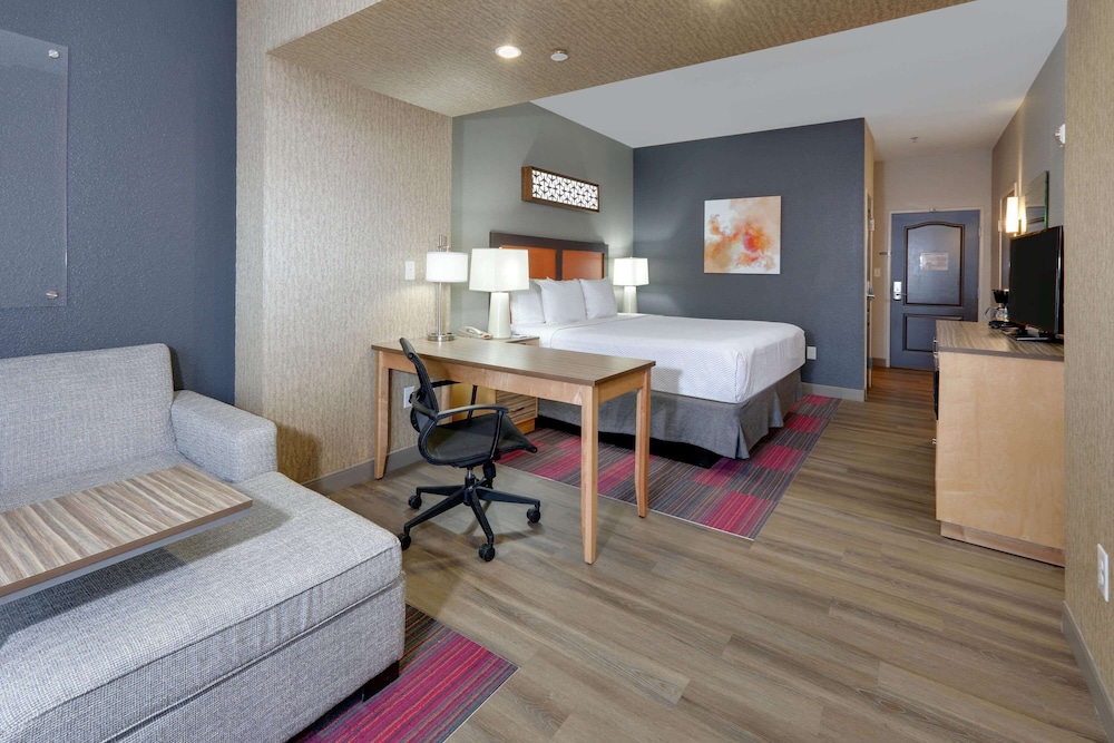 Executive Room, 1 King Bed with Sofa bed, Non Smoking - Photo 2