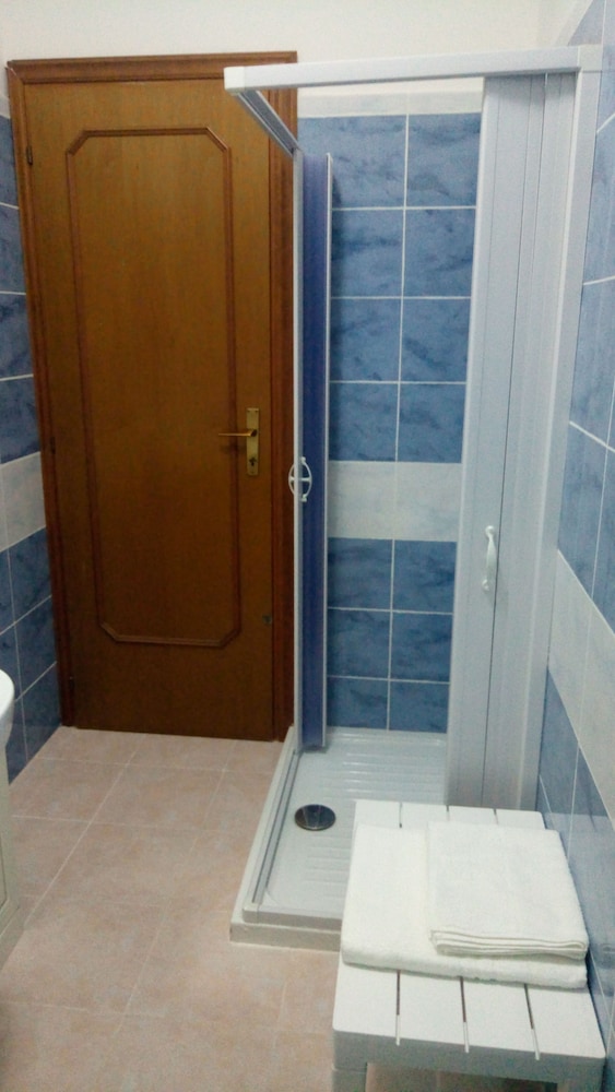 Single Room, Shared Bathroom photo 3