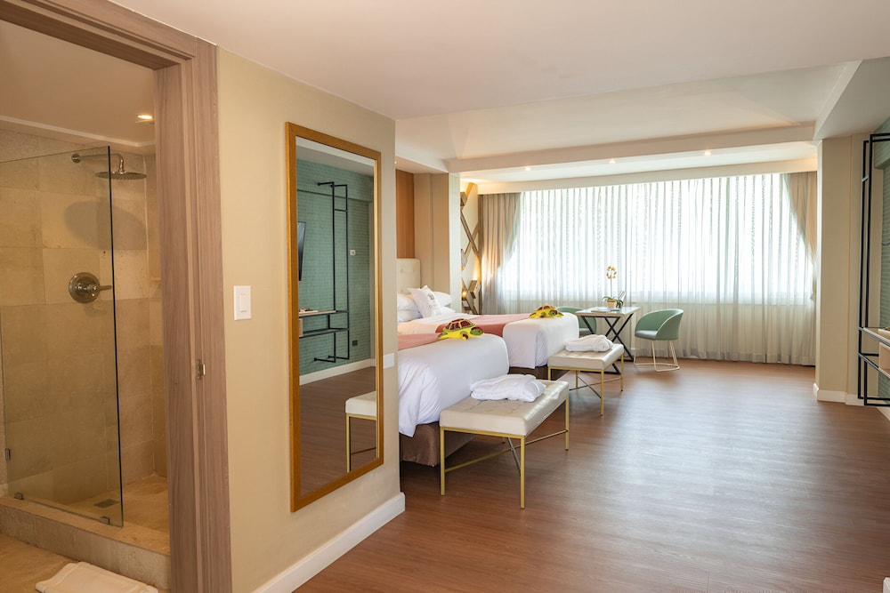 2 Double Beds Premium Room, City View - Photo 2
