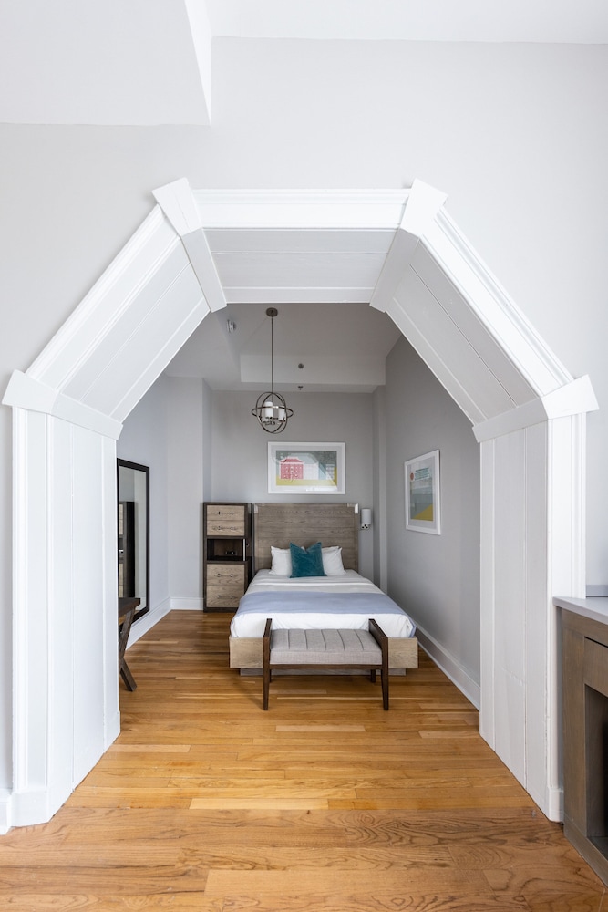 Deluxe Room, 1 Queen Bed, Accessible photo 3