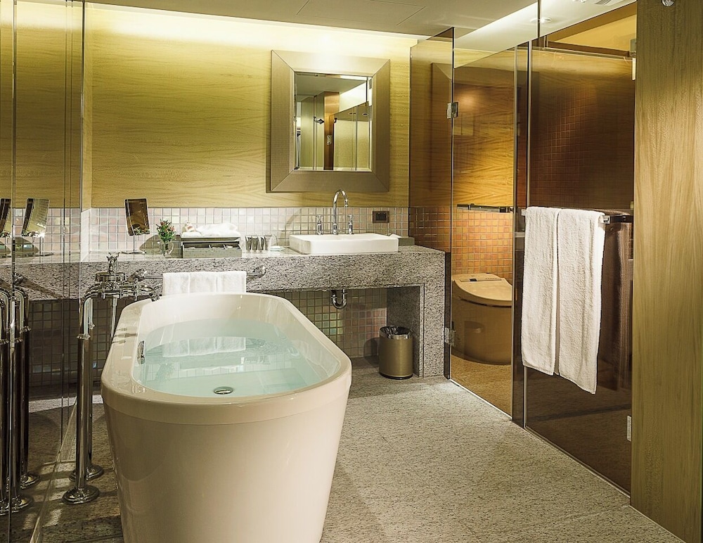 Corner Suite with Extra Bed thumbnail 5