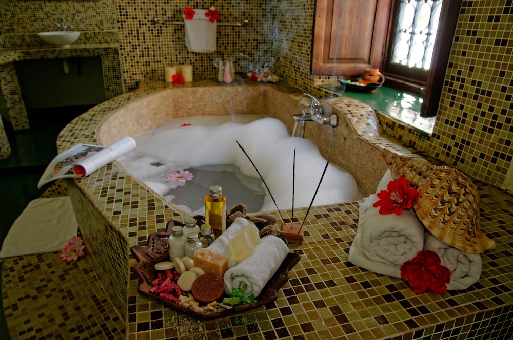 Grand Suite, Bathtub