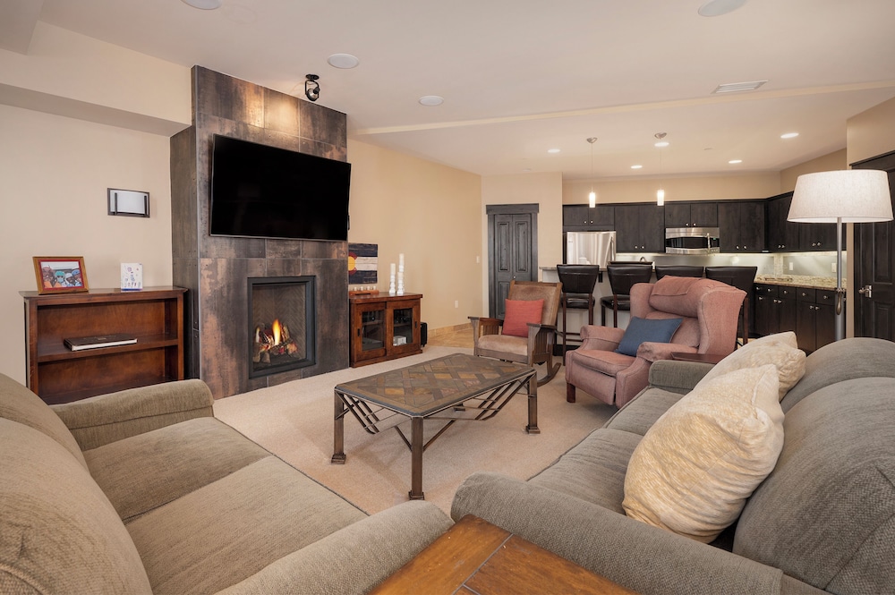 Condo, 3 Bedrooms