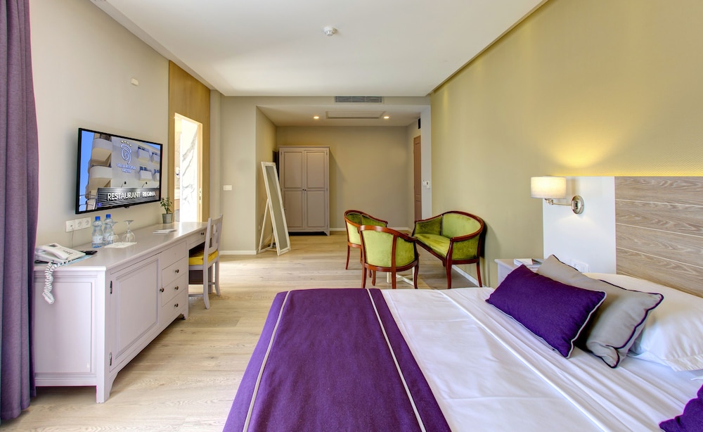 Premium Double Room, 1 King Bed, City View photo 3
