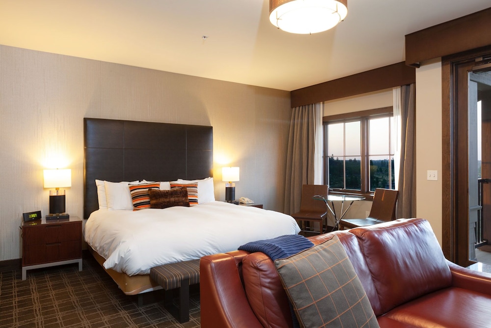 Deluxe Room, 1 King Bed, Resort View, Corner photo 3