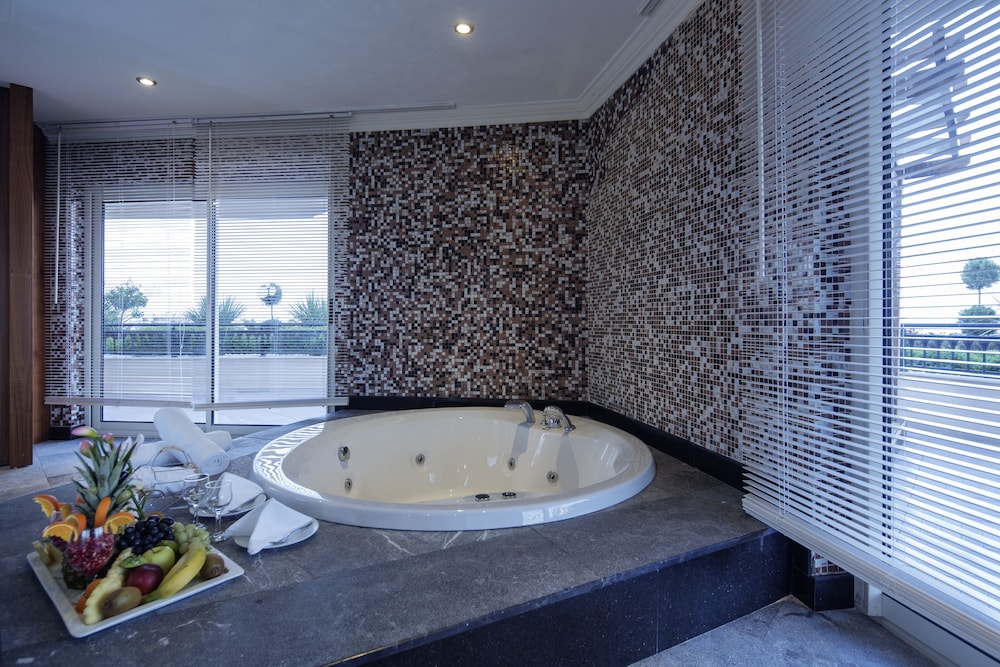 Royal Suite, Hot Tub, Partial Sea View photo 3