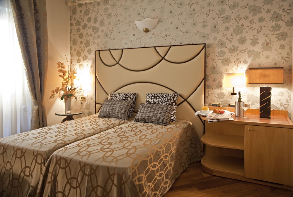 Double or Twin Room - Photo 11