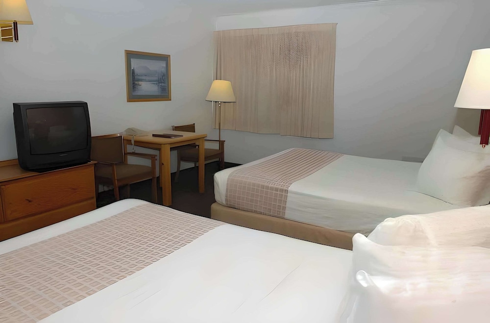 Standard Room, 2 Queen Beds, Non Smoking photo 3