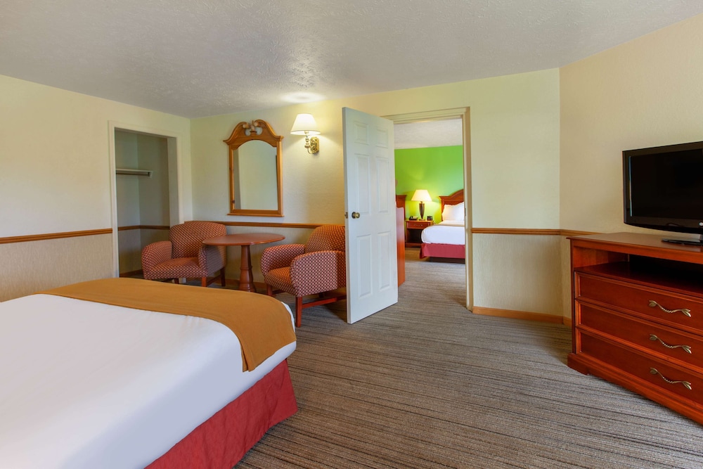 Suite, Multiple Beds, Non Smoking, Patio photo 1