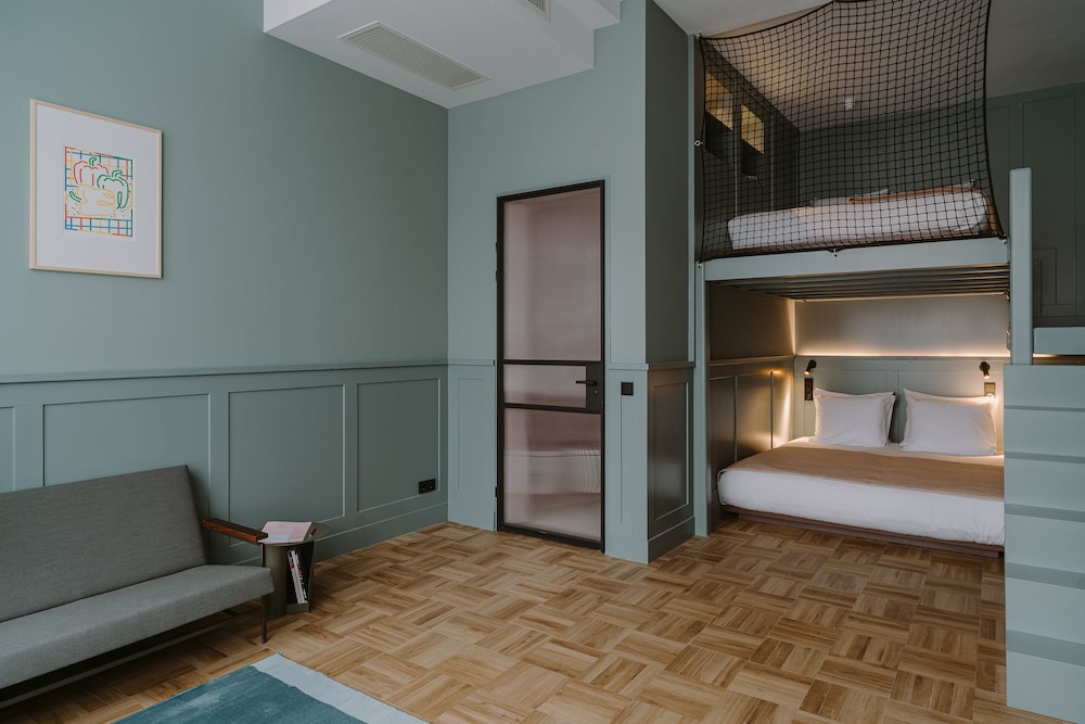 Design Quadruple Room