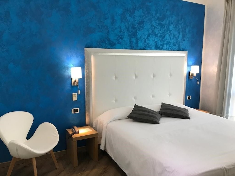 Twin Room - Photo 3