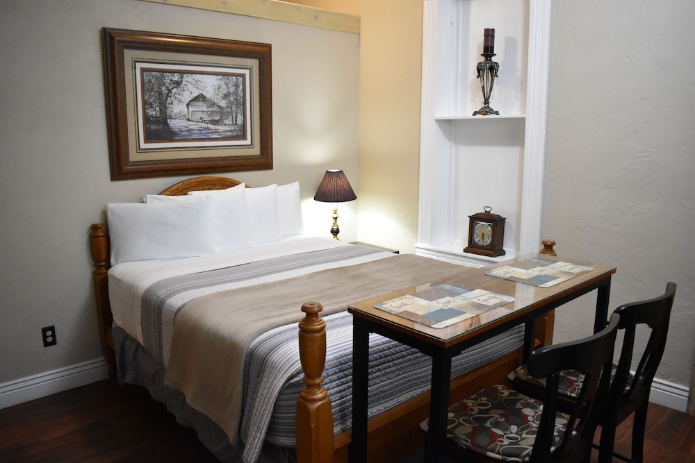 Comfort Studio, 1 Queen Bed, Kitchen photo 3