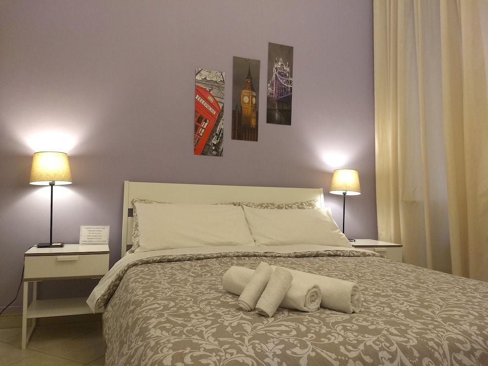 Economy Triple Room, Shared Bathroom (Lavanda)