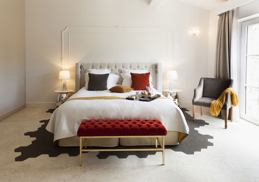 Suite - Photo 1