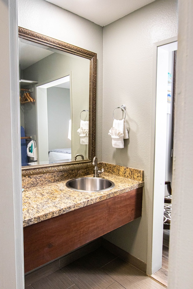 Superior Room, 1 King Bed, Accessible photo 2