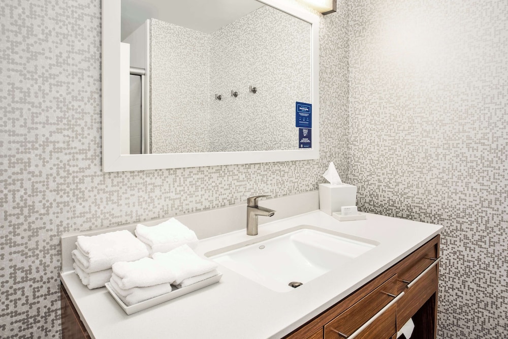 Studio, 1 King Bed, Accessible, Bathtub - Photo 11