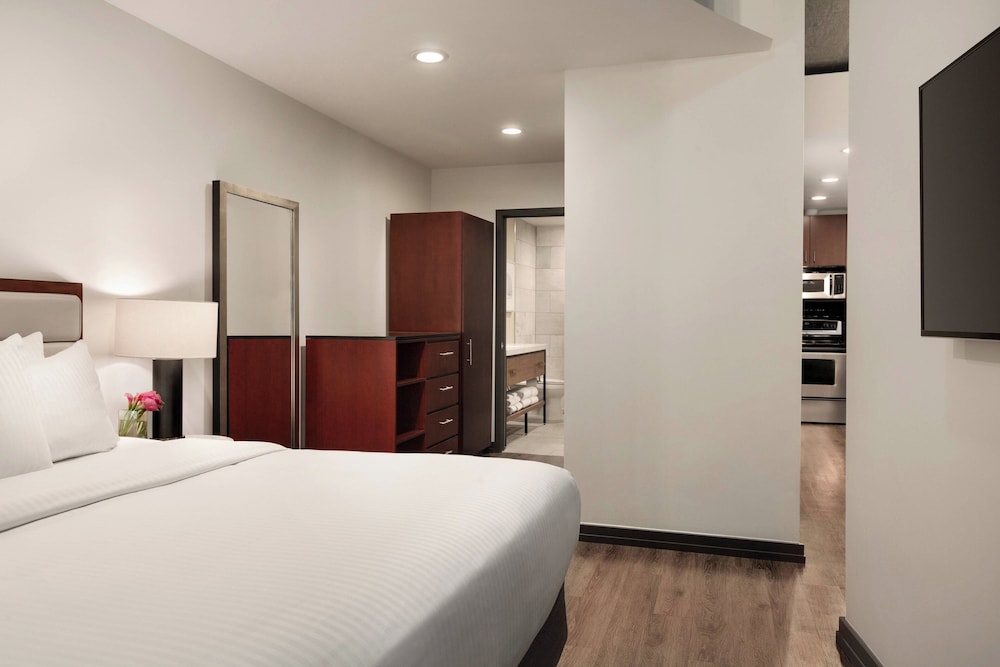 Suite, 2 Bedrooms, Balcony - Photo 5