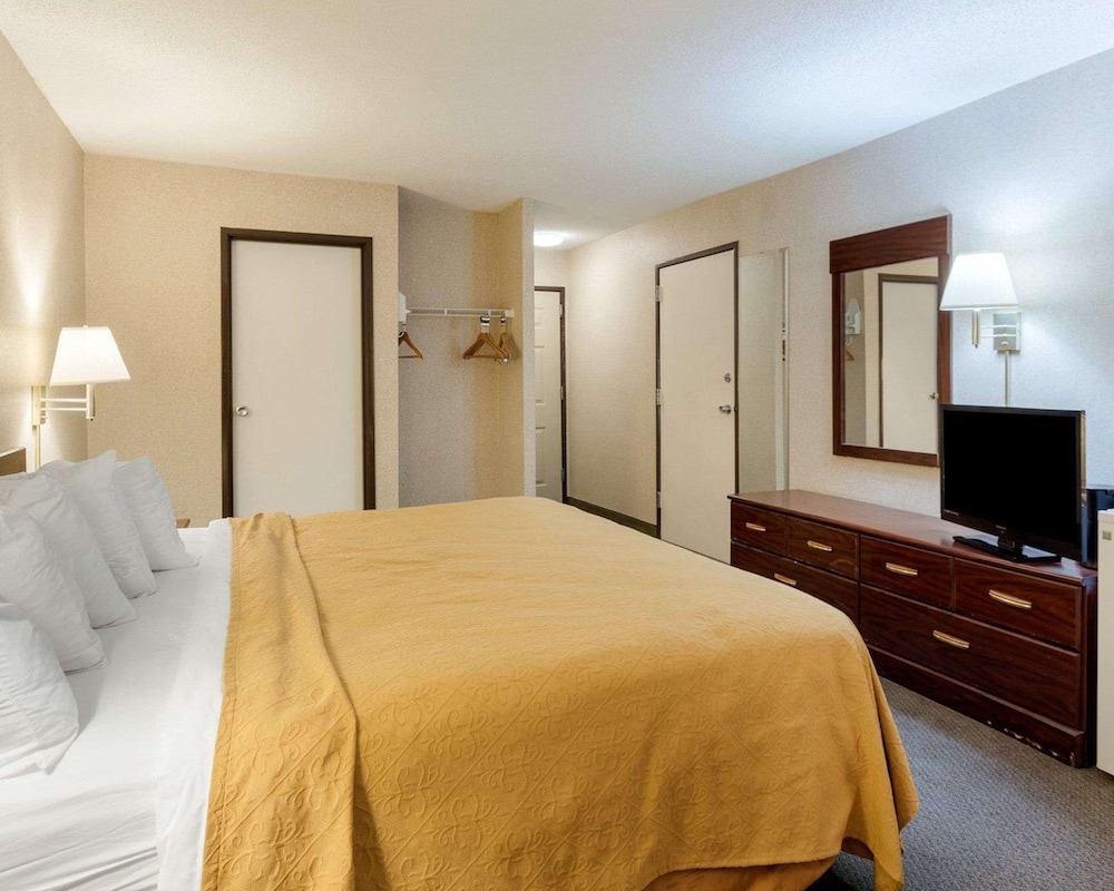 Standard Room, 1 King Bed, Smoking - Photo 2