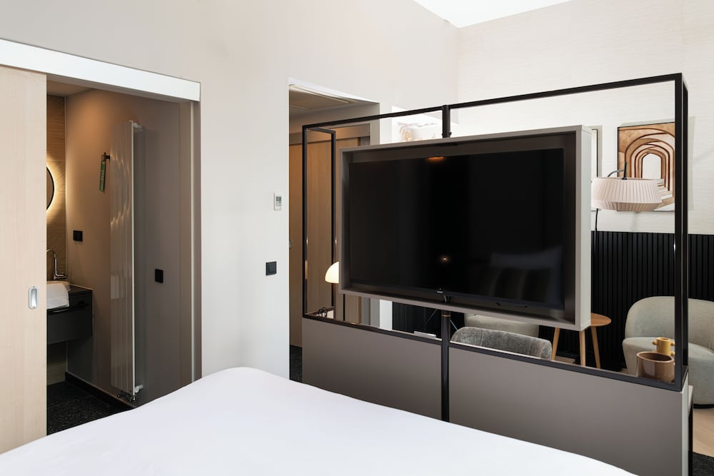 Deluxe Room - Photo 11