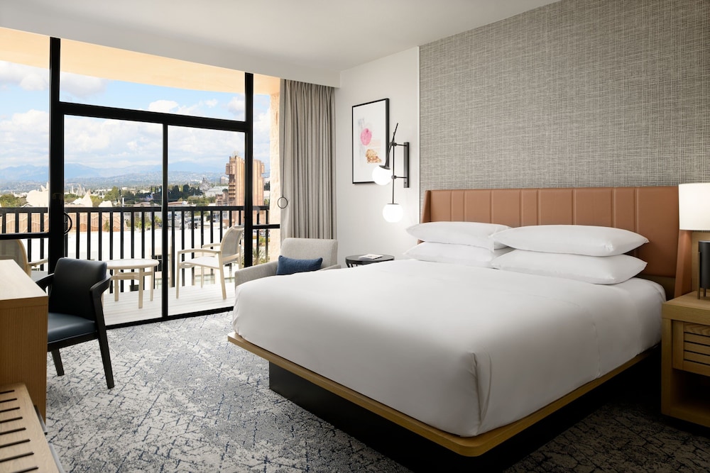 Club Room, 1 King Bed - Photo 5