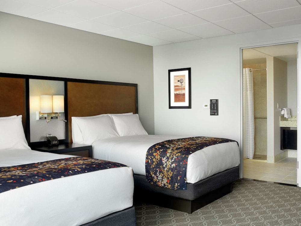 Room, 2 Double Beds, Accessible, City View (Roll-in Shower) photo 3