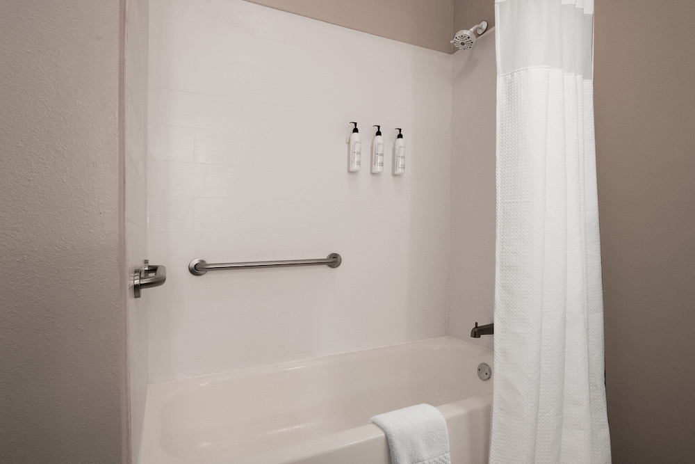 Suite, Multiple Beds (Mobility/Hearing Accessible, Tub) - Photo 4