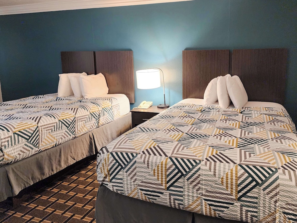 Deluxe Room, 2 Queen Beds, Non Smoking, Refrigerator & Microwave - Photo 3