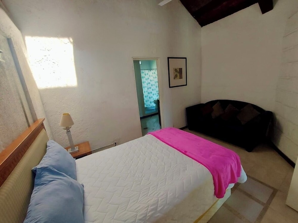Standard Single Room, 1 King Bed photo 1