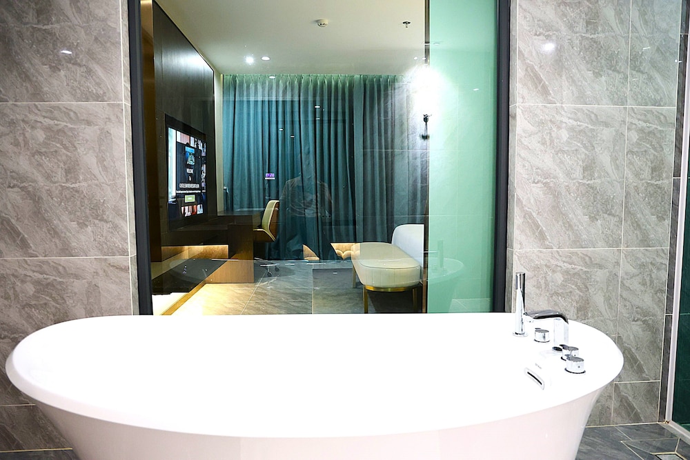 Executive Suite Mountain and River View - Photo 3