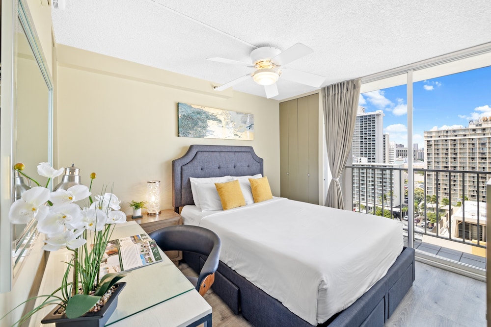 Pacific Monarch - 1 BR - Ocean & City Views: Design Apartment, 1 Bedroom, Balcony, Partial Sea View (0037) photo