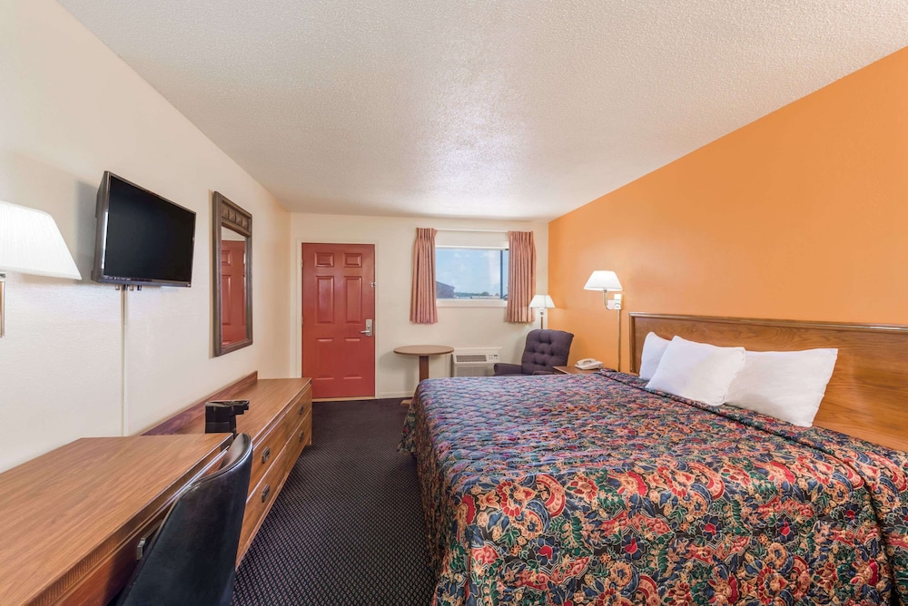 Room, 1 King Bed, Smoking