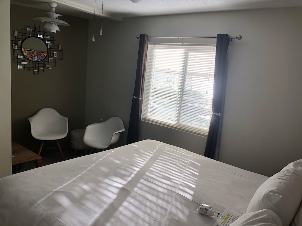 Deluxe Room, 1 King Bed, Bay View (Pet Friendly, Room 10&20) photo 3