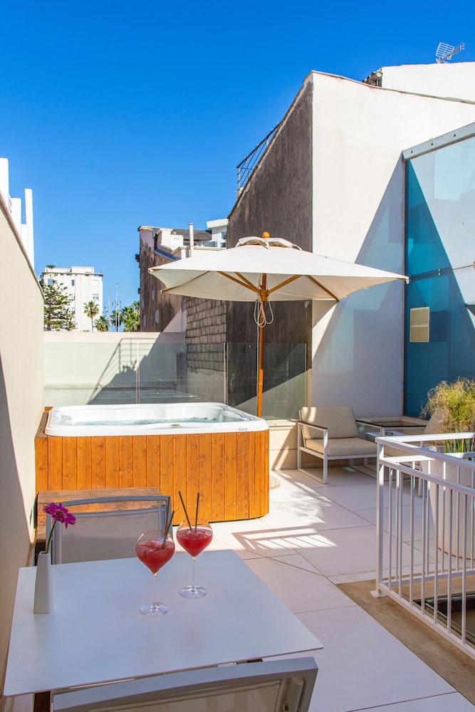 Deluxe Room, 1 King Bed, Hot Tub