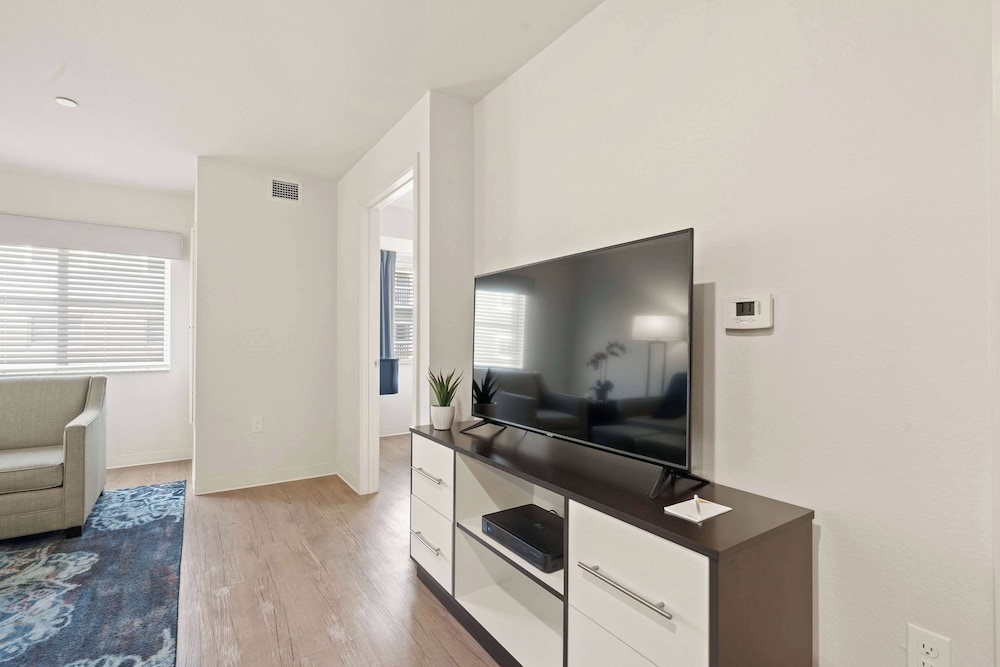 Suite, 2 Bedrooms, Accessible (Hearing) - Photo 5