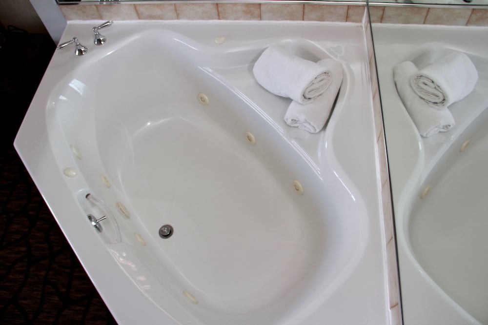 Queen Room with Hot Tub - Photo 2