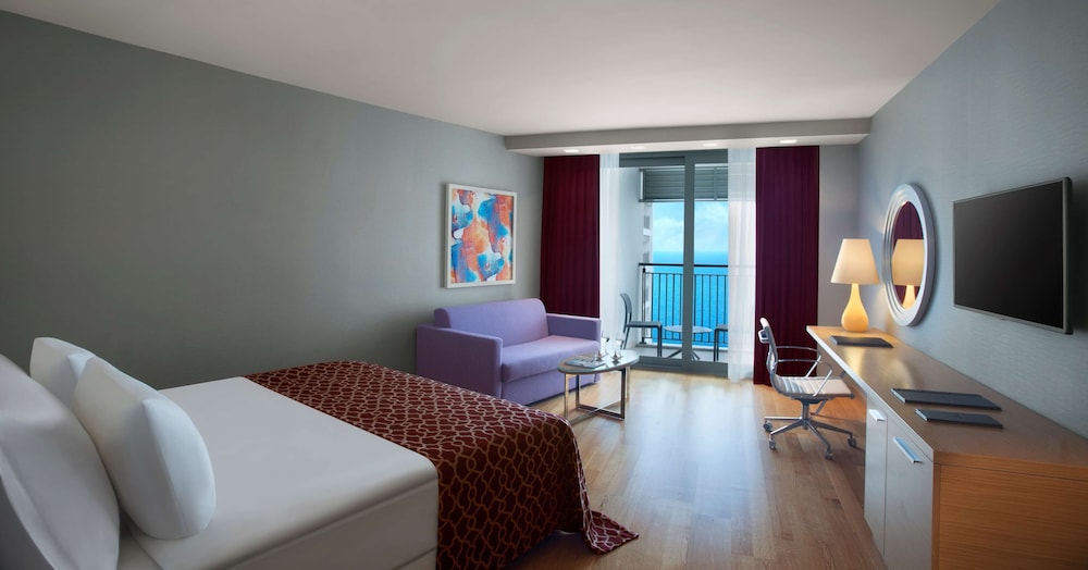 Grand Family Room, Sea View thumbnail 6