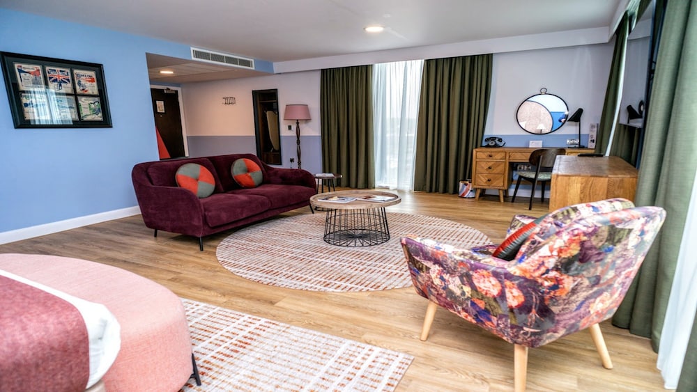 Suite, 1 Bedroom - Photo 2