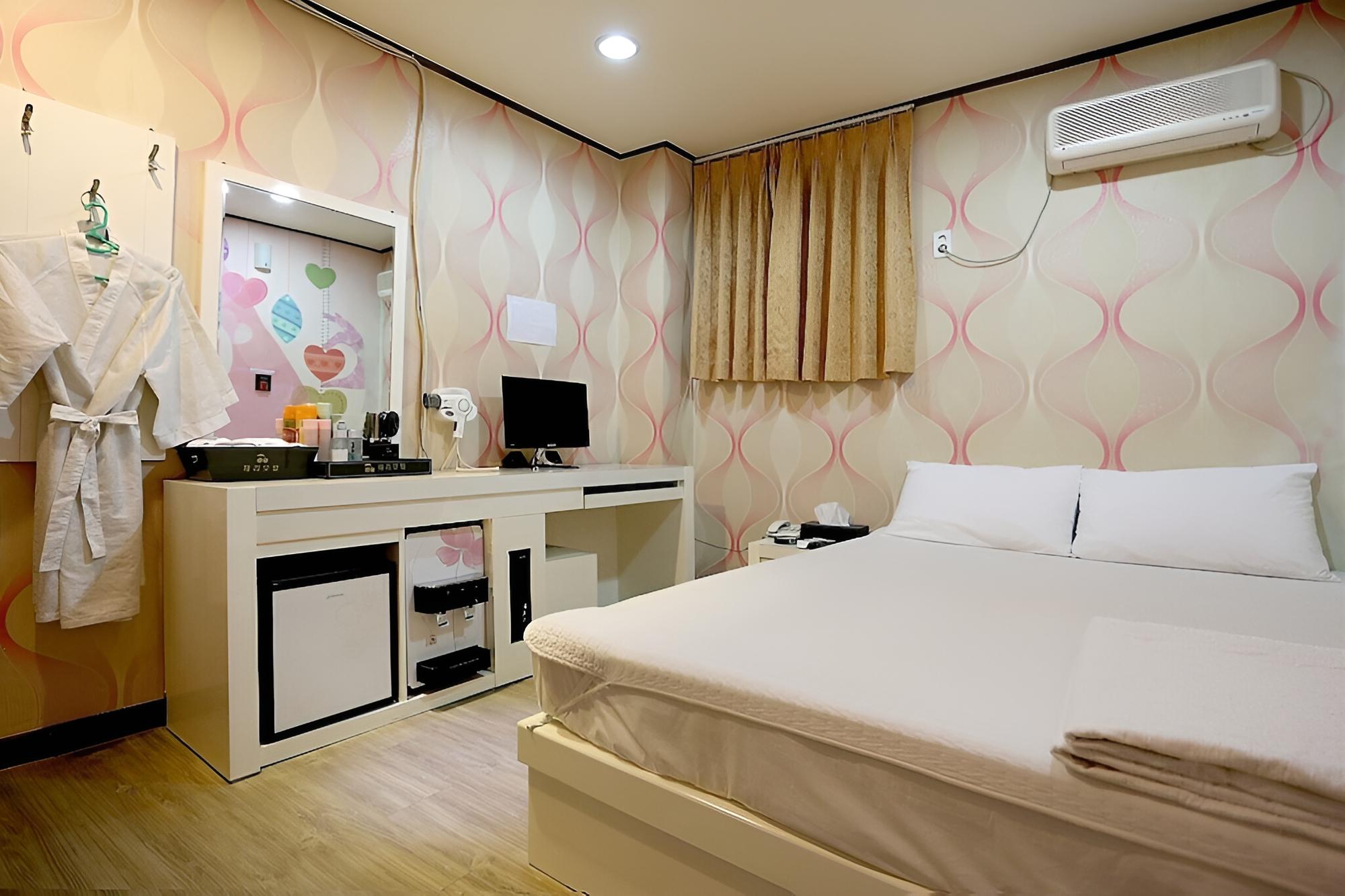 Room (Standard Room) - Photo 8